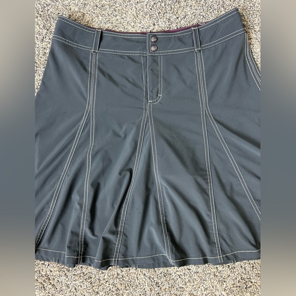 Athleta women’s hybrid skirt with built in shorts size 12 - Picture 3 of 9